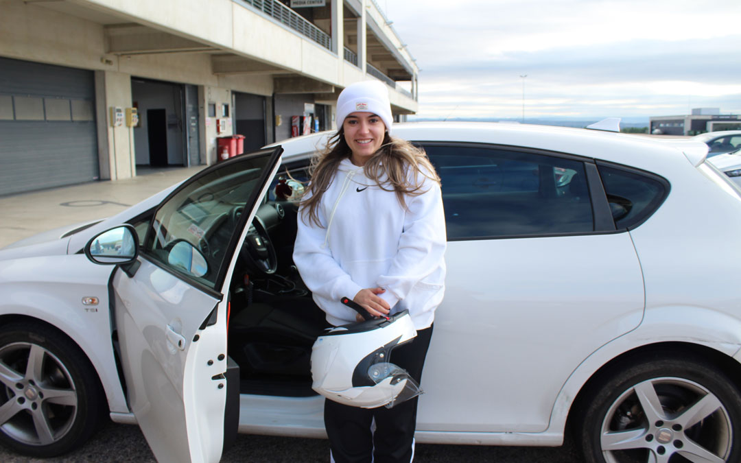 La zaragozana Paula Gironés este sábado en el paddock de Motorland / E.P.