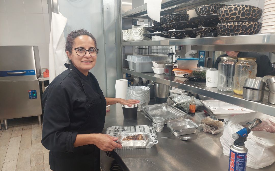Fabiana Arévalo, propietaria de Baudilio Restaurante de Valderrobres, preparando los encargos para esta Nochevieja./ Javier de Luna