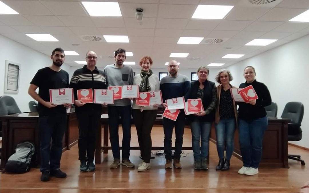 Foto de familia de los empresarios participantes en la I Mentoría junto al presidente comarcal, Celma e Isel Monclús./ L.C.