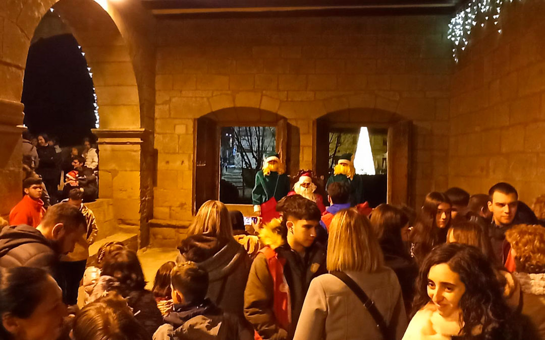 Entrega de regalos en Valderrobres. / L.C.