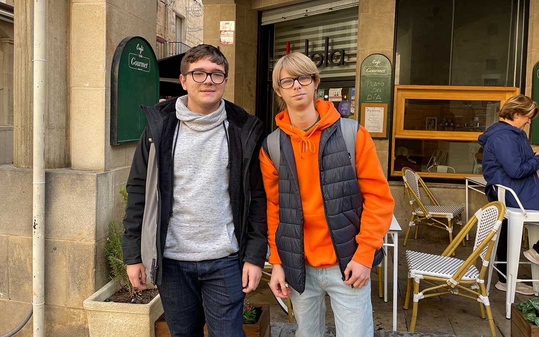 Los compañeros de clase Miguel Ángel Ramo e Iván Martínez./ M. Celiméndiz