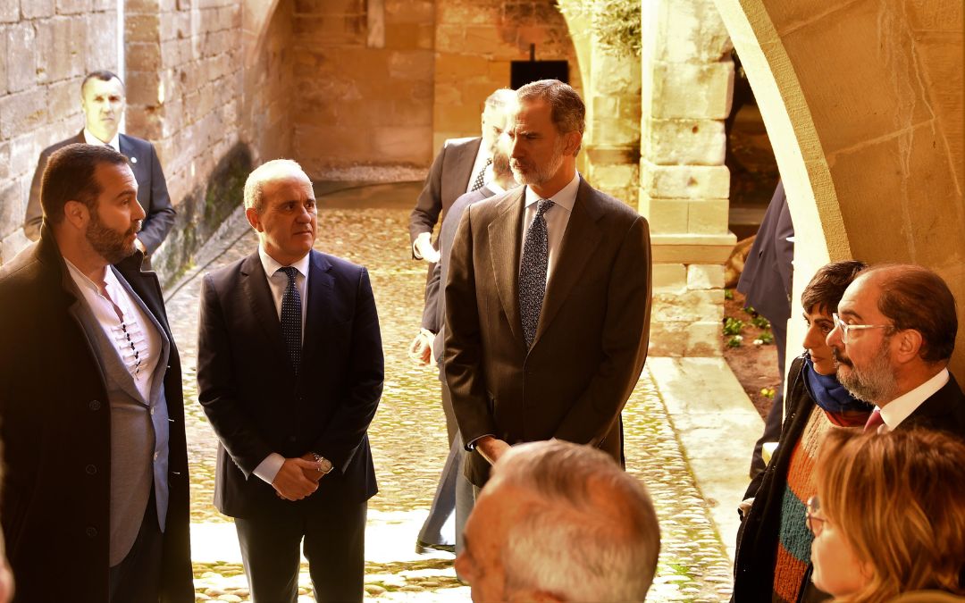 El Rey durante su visita al Castillo de los Calatravos este miércoles junto a Ricardo Mairal, rector de la UNED, y Miguel Ángel García, profesor de la UNED y comisario responsable de la exposición por su 50º aniversario./ L. C.