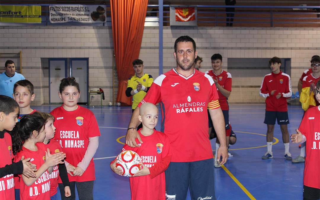 El equipo regaló a Álex un balón firmado./ P.S.