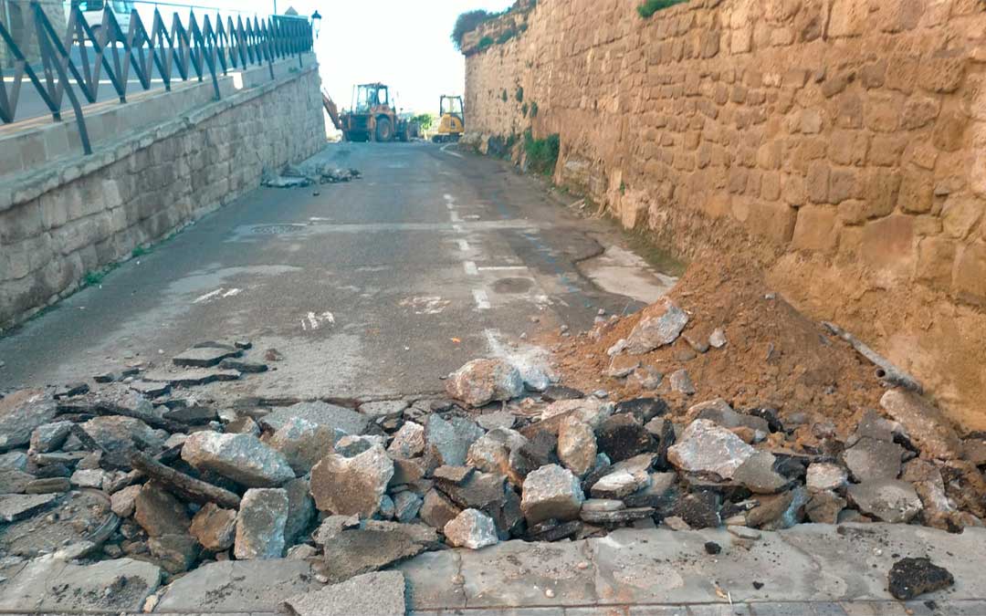 Obras en la calle Ronda Bailío de Caspe. / Ayto. Caspe
