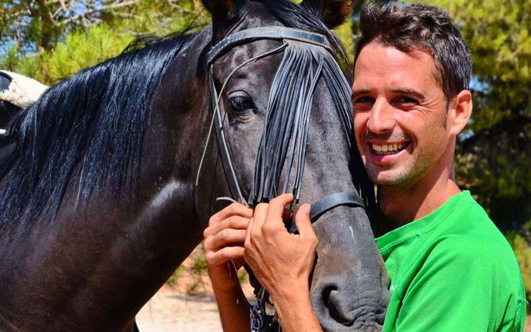 Adrián Milián era un gran aficionado a los caballos y miembro de los Caballeros de San Jorge
