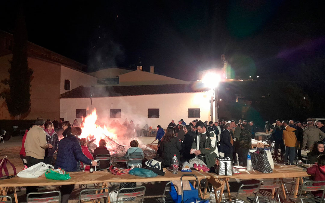 Merienda alrededor del fuego en Albalate. / Isabel Arnas