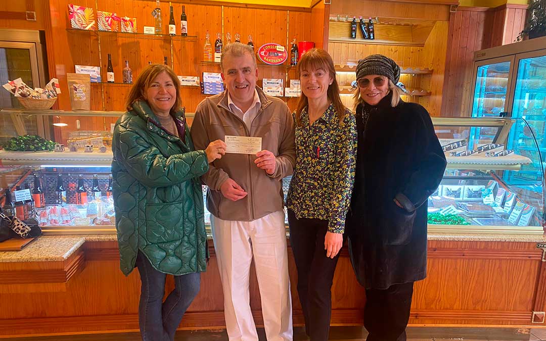 Antonio Alejos e Isabel Palomo, entregando el cheque a la AECC en Alcañiz representada por la presidenta Mª Jesús Martín y una de las vocales, Carmen Portolés. / L.C.