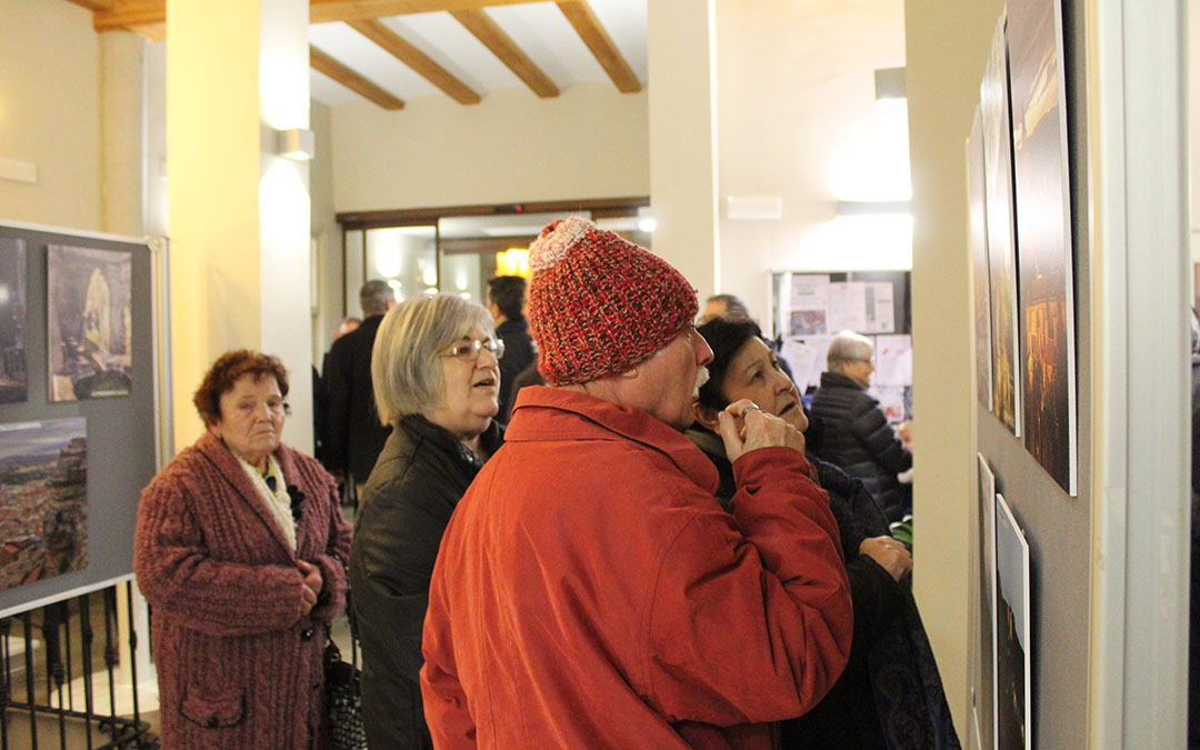 Apertura de la exposición del I Concurso de Fotografía de Balcei en el vestíbulo de la Casa de la Villa. / B. Severino