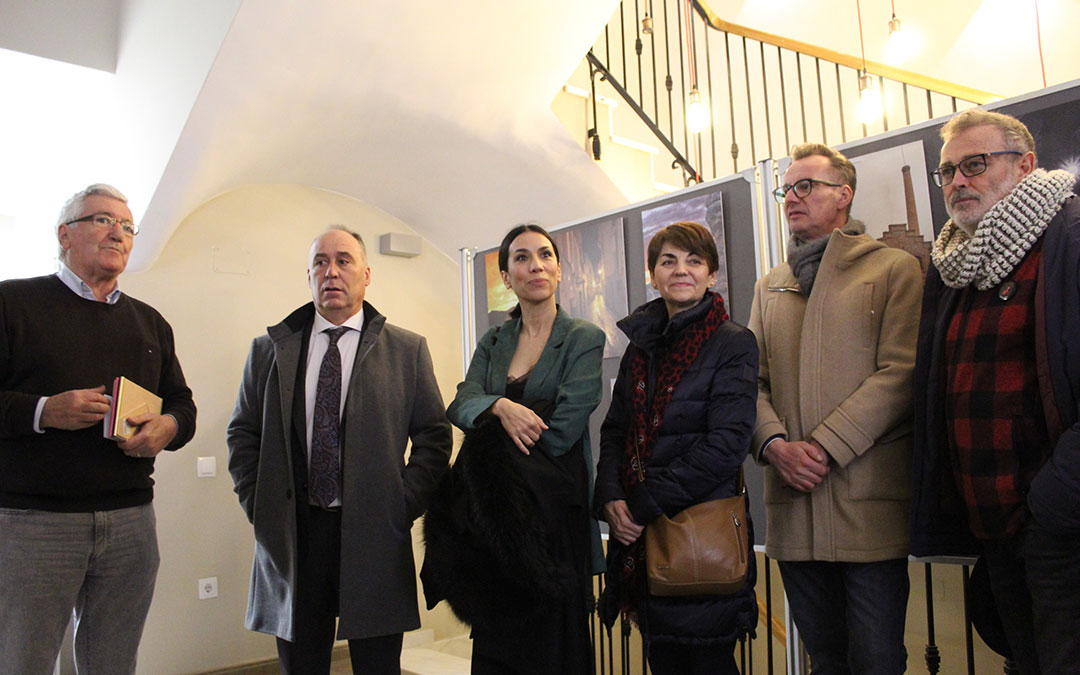 Entrega de premios del I Concurso de Fotografía de Balcei con el director, Antonio Martínez, el alcalde y, entre otros, los actores Itziar Miranda y Pablo Carbonell. / B. Severino