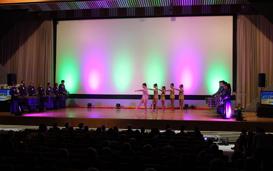 Espectáculo de apertura de la Semana Cultural con el grupo de tambores y el Club de Gimnasia Rítmica. / B. Severino