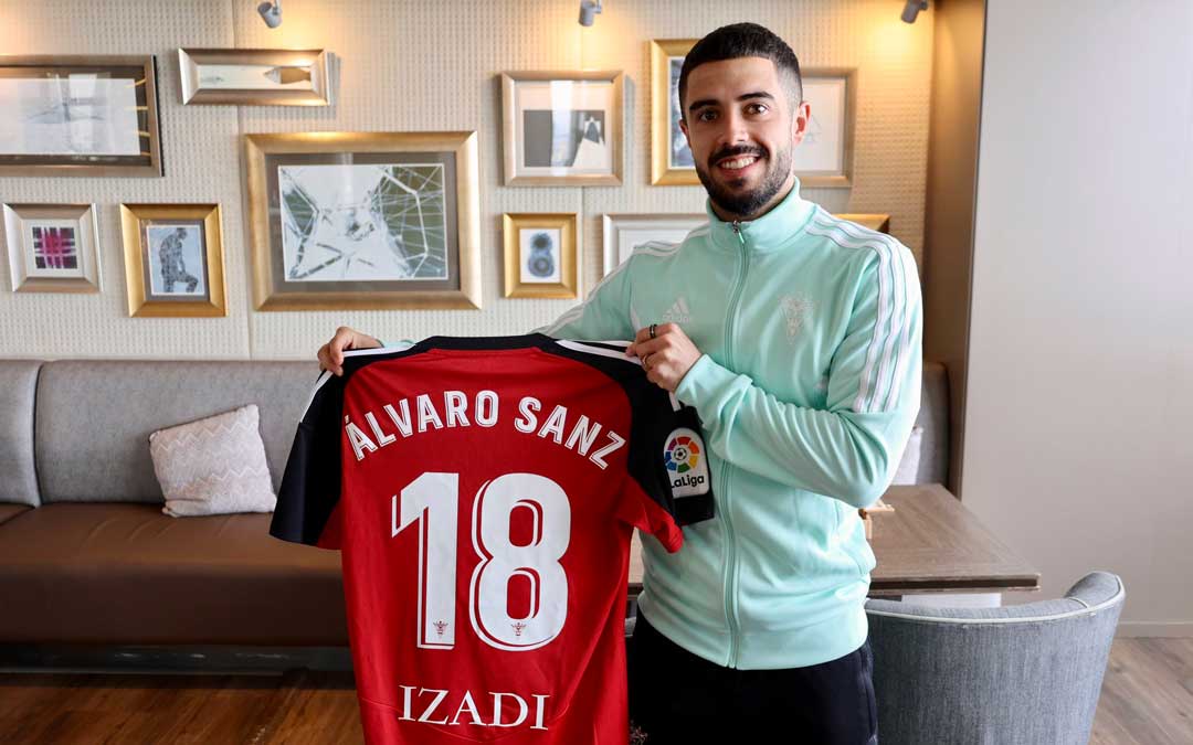 Álvaro Sanz posa con la camiseta de su nuevo equipo / Twitter C.D. Mirandés