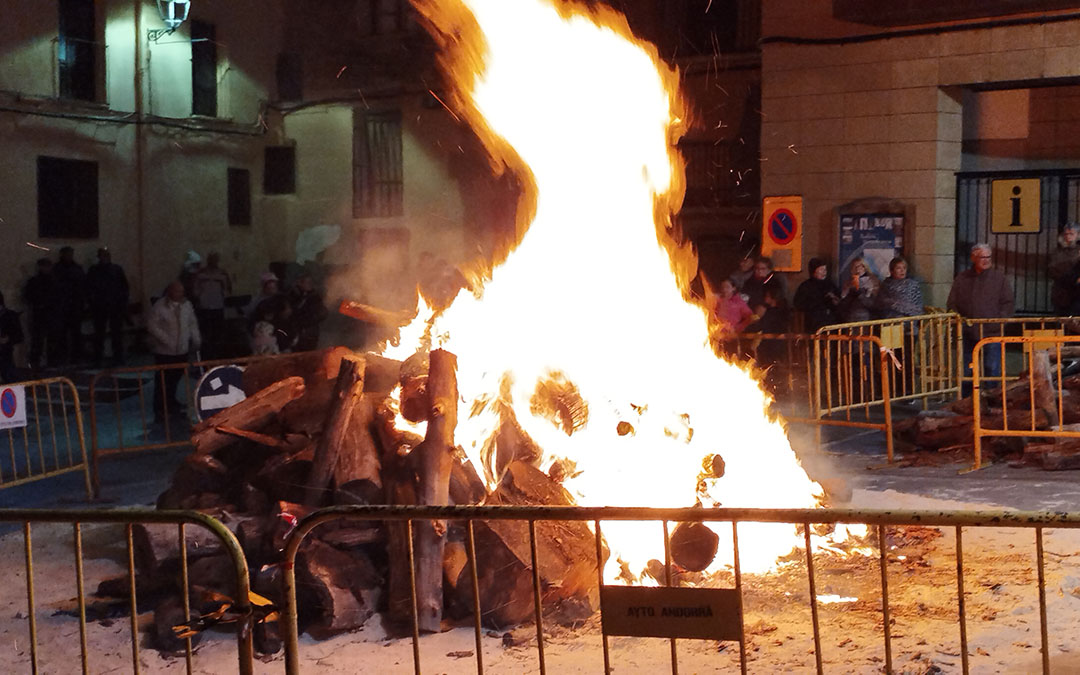 Los 'Diablets' de Sant Antoni fueron unos de los protagonistas durante la víspera de San Antón. Varios municipios cumplieron lo la tradición de encender sus hogueras el 16 de enero a última hora de la tarde y compartir una jornada de hermandad en la fiesta más entrañable del periodo invernal. En La Fresneda ardió el gran pino que durante toda la Navidad presidió la plaza Mayor. Tras dos años de parón por la situación sanitaria, los Diablets recorrieron la hoguera. Participaron desde los más pequeños hasta mayores. La jornada continuó con una gran cena de hermandad y música. Beceite fue otra de las localidades en las que se cumplió con la tradición de prender la hoguera durante la víspera de San Antón. La gran hoguera se instaló en el denominado Riu de les Basses, junto al Matarraña. Longanizas, chorizos, panceta y las tradicionales casquetas fueron el menú. Al finalizar hubo una rifa y un dúo musical. Pese al intenso viento que protagonizó la meteorología, la amenaza de bajas temperaturas no se cumplió.