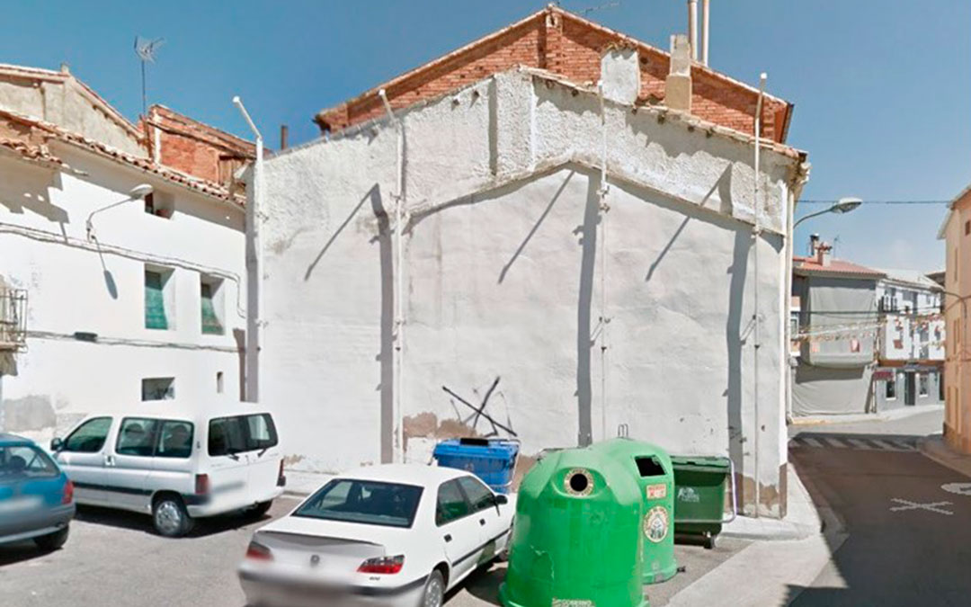 El proyecto seleccionado deberá plasmarse en las dimensiones reales de la fachada lateral de la Asociación Cultural Botrus en la calle Travesía Progreso, 6 que se ve en la imagen. Al fondo, la plaza del Regallo. / Ayto. Andorra