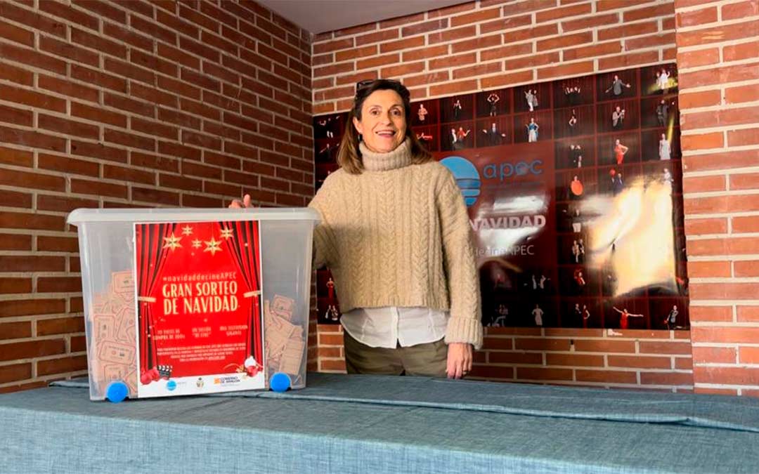 Cristina Bret, dinamizadora de APEC, ha realizado el sorteo de la campaña de Navidad de la asociación empresarial./ APEC