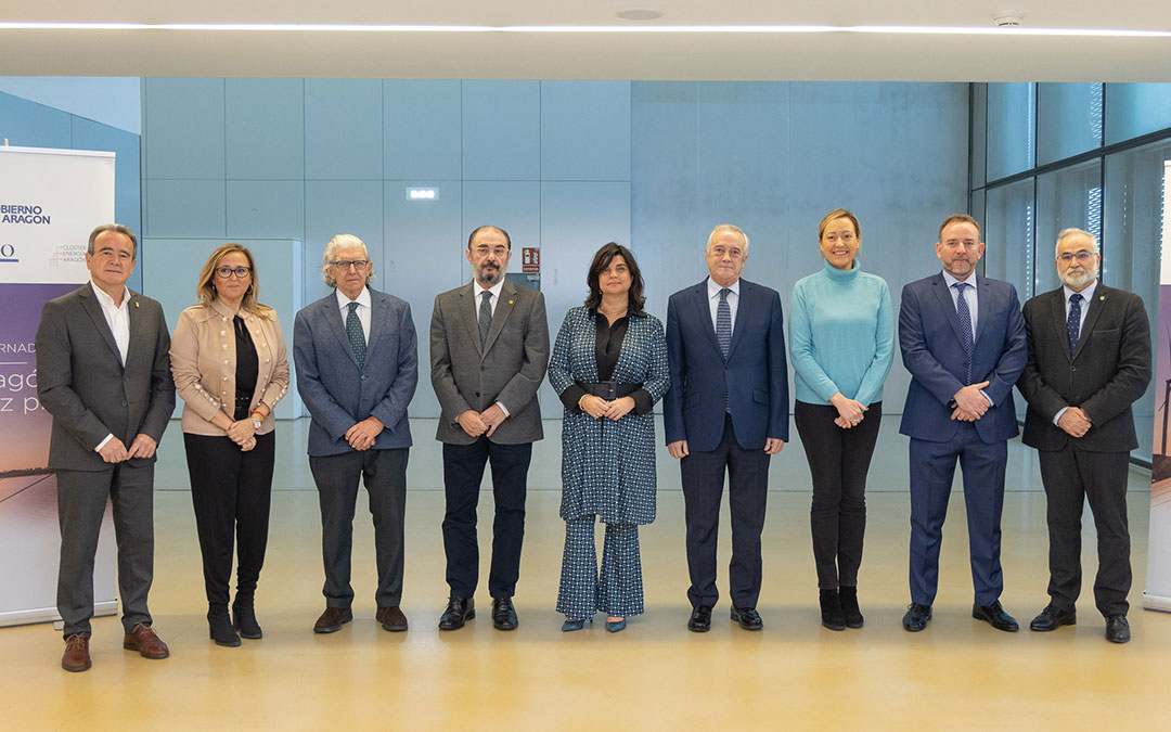 El presidente Javier Lambán, las consejeras Mayte Pérez y Marta Gastón, junto a los asistentes a la jornada./ DGA