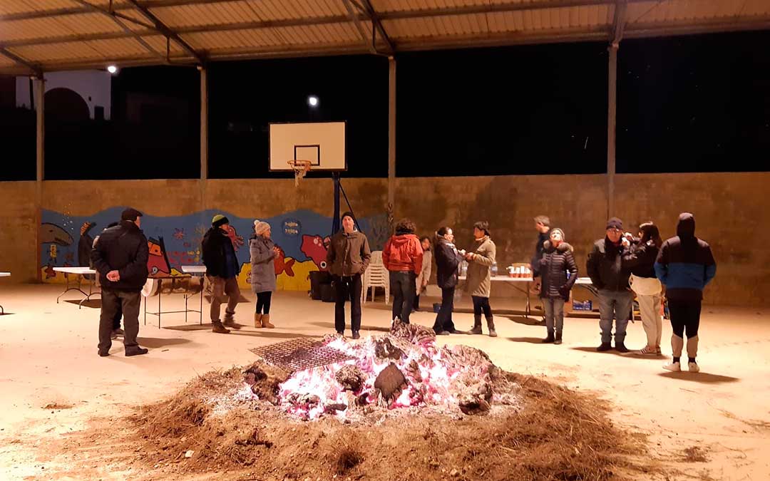 La Asociación Cultural El Galeró de Arens de Lledó ha organizado la hoguera./ X. Cortés.