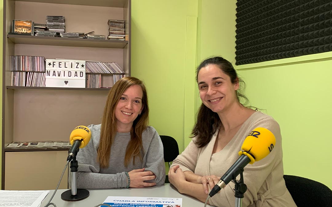 Olga Tena, coordinadora del Proyecto Rumbo, e Isabel Orcal, trabajadora social y coordinadora de ASADICC, en Radio Caspe./ P.S.