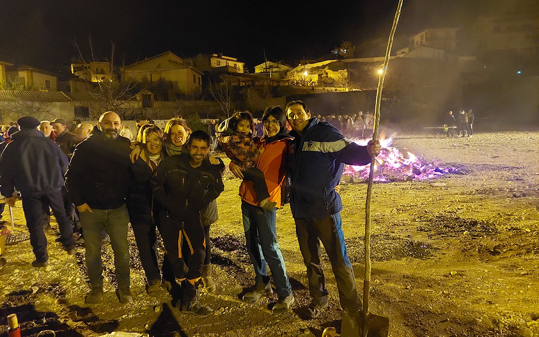 Grupos de amigos y familiares participaron y cenaron en torno a la gran hoguera en Beceite./J.L.