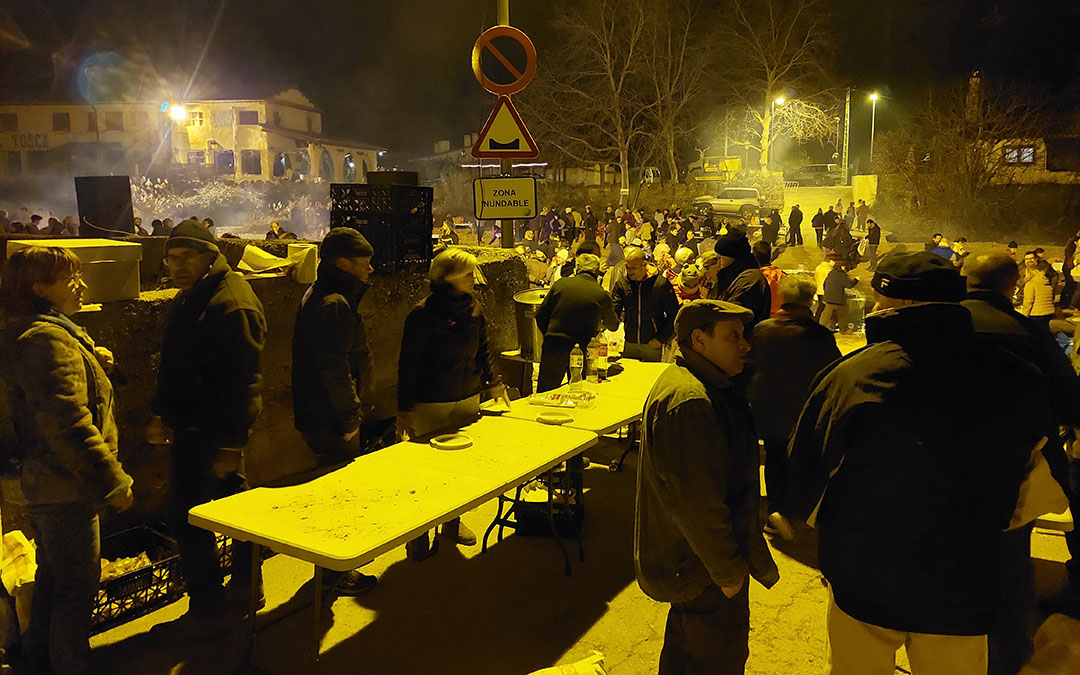 El consistorio repartió longaniza, chorizo, panceta, casquetas y vino./J.L.