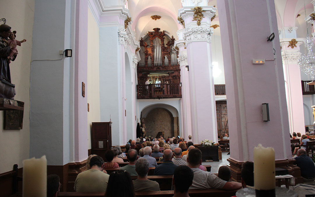 Público escuchando un concierto de órgano en la iglesia de Belmonte de San José en verano de 2021. / Camila Ortiz