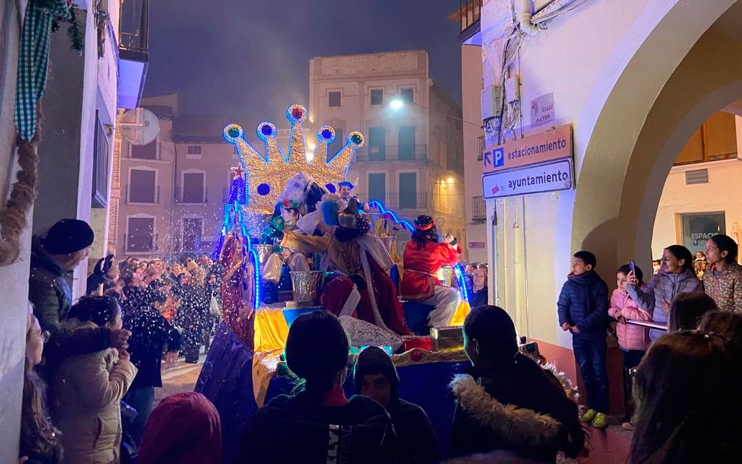 Los vecinos de Albalate han abarrotado las calles del casco antiguo para saludar a los Reyes./ Alicia Martín