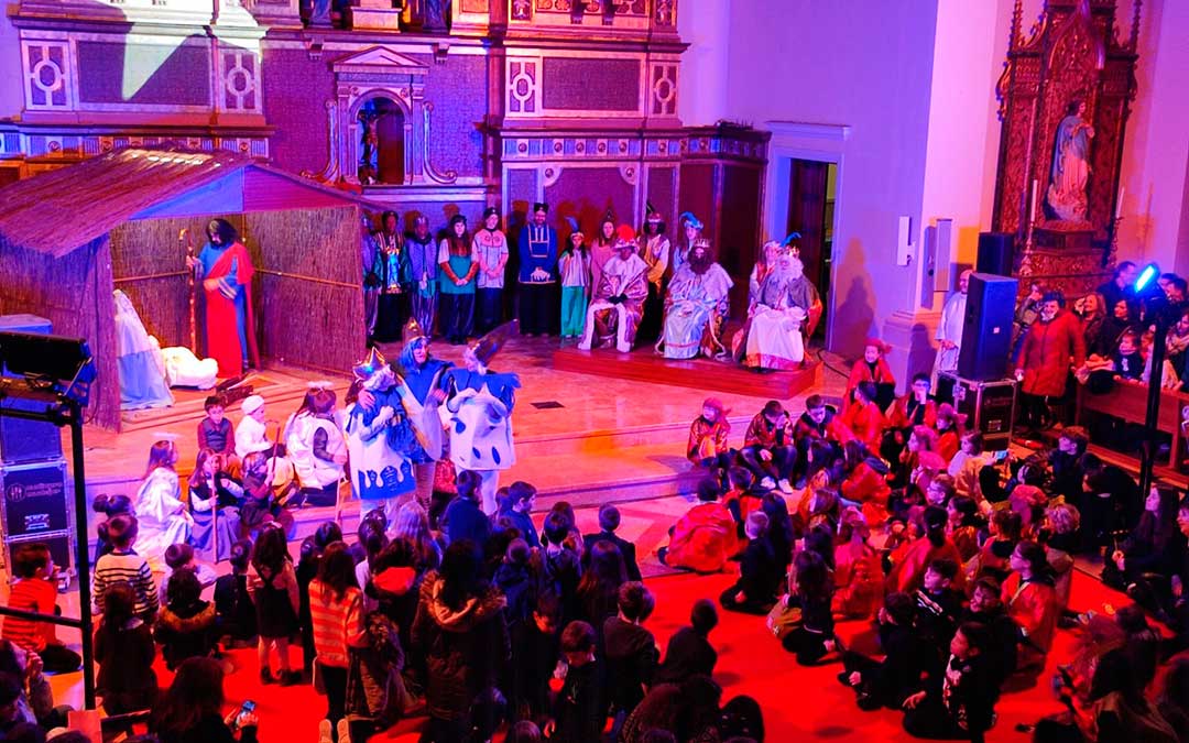 Mágica estampa de la visita de los Reyes a la parroquia./ S. Giner
