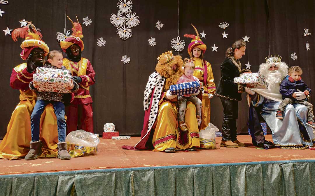 Los Reyes Magos en su entrega de regalos en Andorra./ Ayto. de Andorra