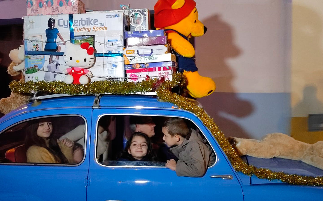 Los más pequeños de Andorra han ayudado a los Reyes a transportar los regalos./ Ayto. de Andorra