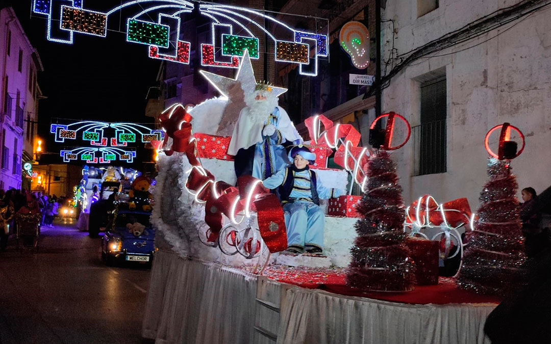 Los habitantes de la Villa Minera han personalizado las carrozas de cada uno de los Reyes./ Ayto. de Andorra