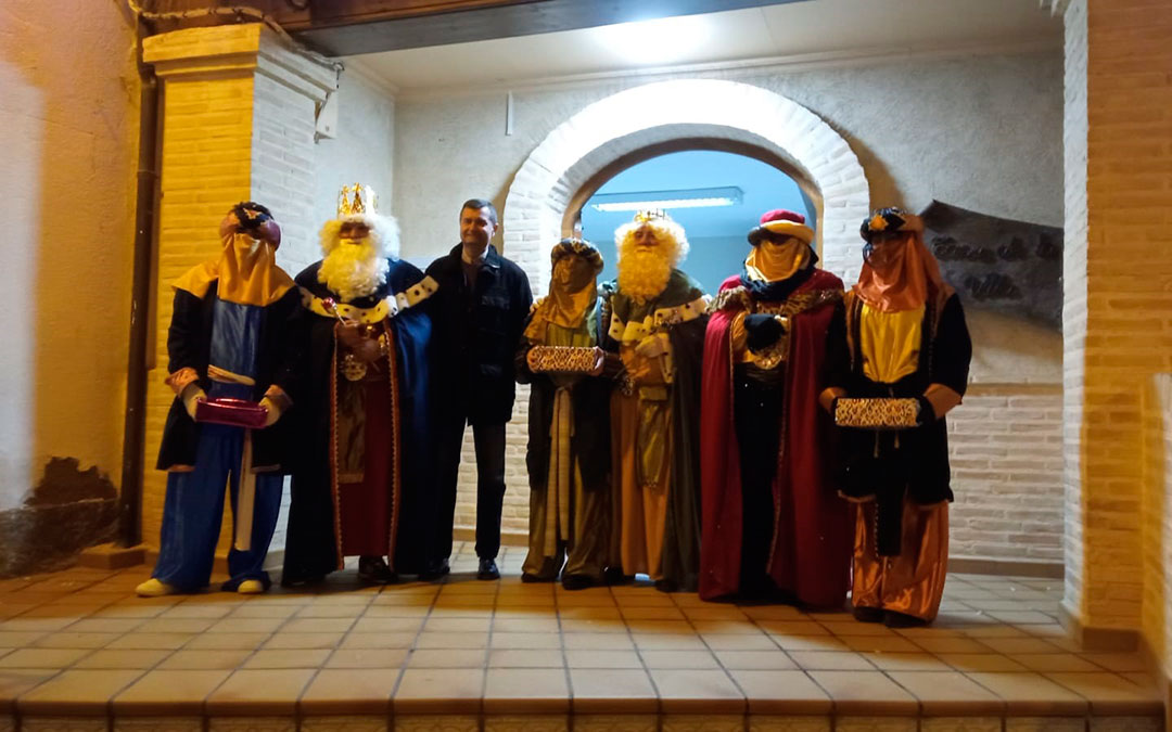 El alcalde de Ariño, Joaquín Noé, recibe a los Reyes Magos./ Ayto. de Ariño
