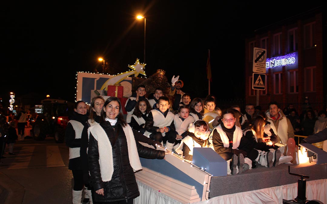 Melchor y sus acompañantes saludan a su paso por Caspe. /P.S.