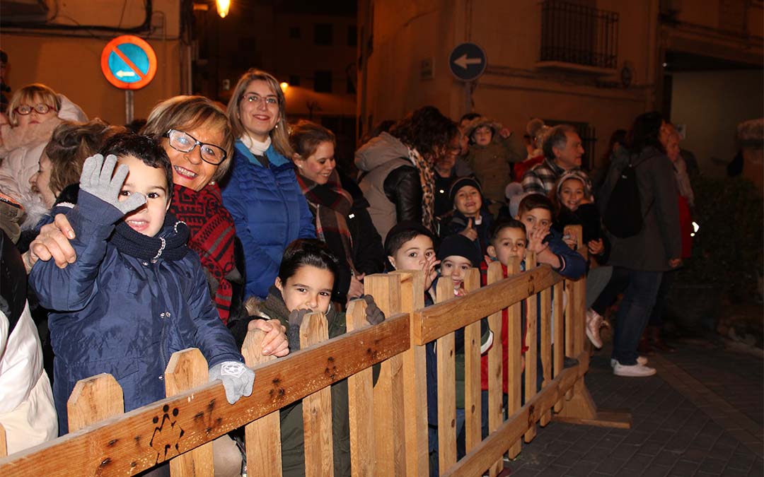 Los niños, expectantes, esperaban la visita de Sus Majestades de Oriente./ P.S.
