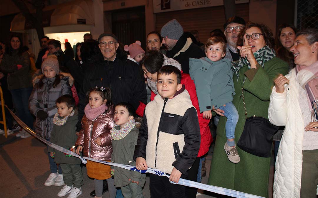 Con ilusión han recibido los niños a los Reyes Magos en Caspe./ P.S.