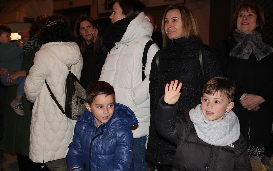 Saludar a los Reyes Magos ha sido la ilusión de muchos niños en la tarde de este jueves en Caspe./ P.S.