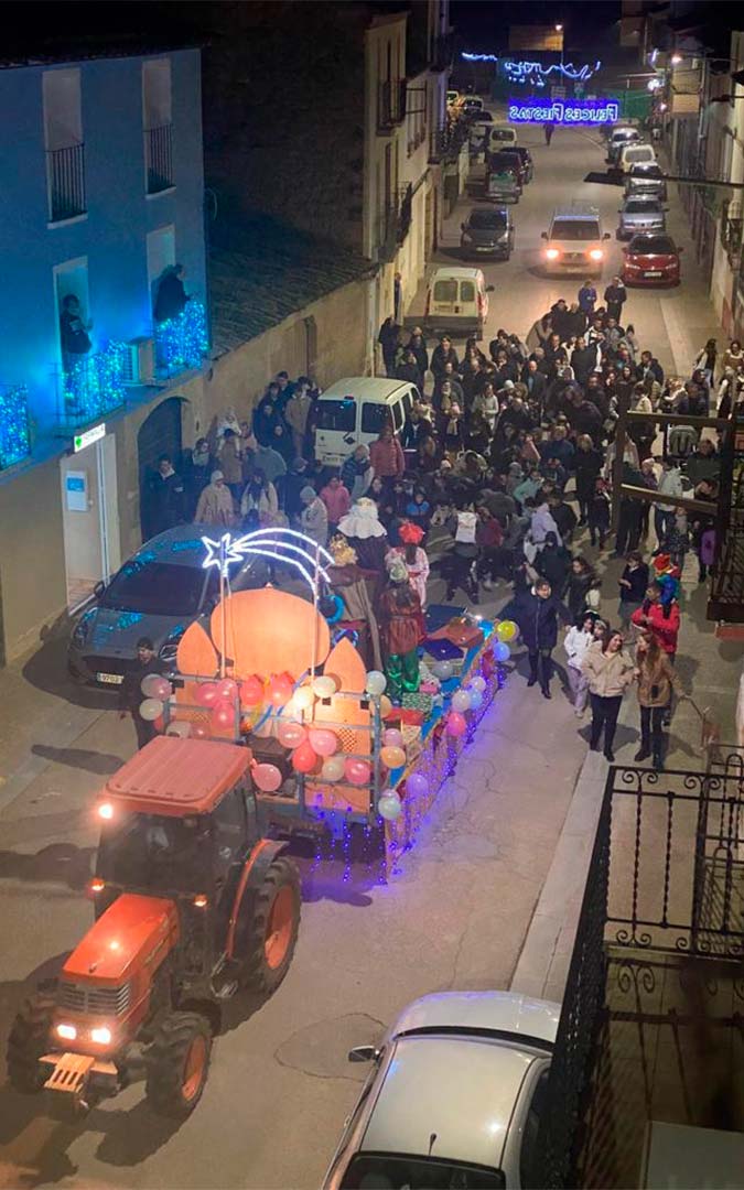 En Chiprana, los vecinos han desfilado junto a la carroza que llevaba a los Reyes Magos./ Ayto. Chiprana