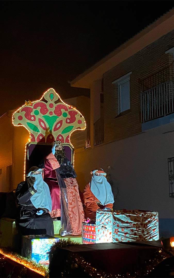 El Rey Melchor a su paso por Fabara junto a sus pajes./ Alba Brunet