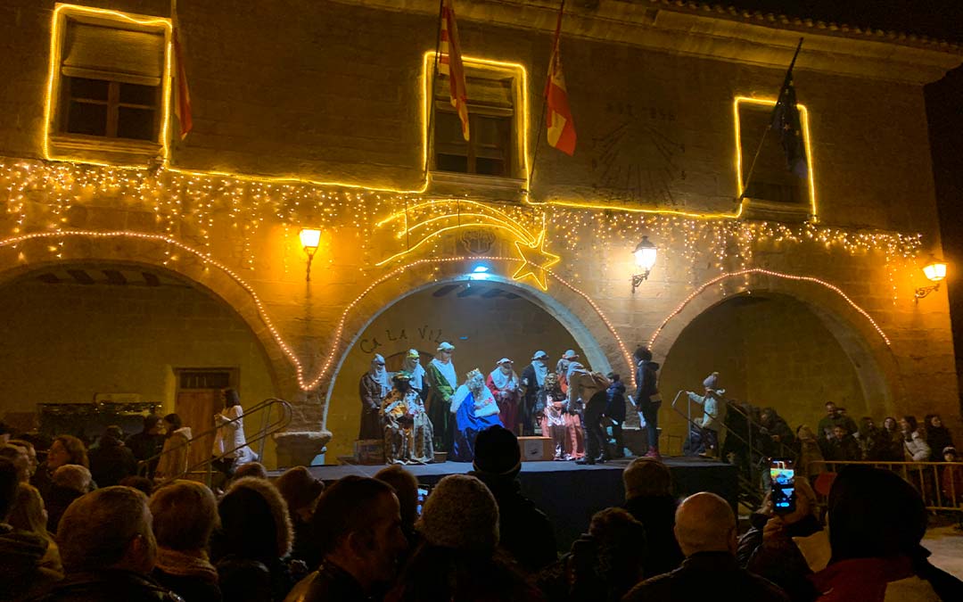 En Fabara, la visita de los Reyes Magos ha congregado a multitud de vecinos./ Jesús Bielsa