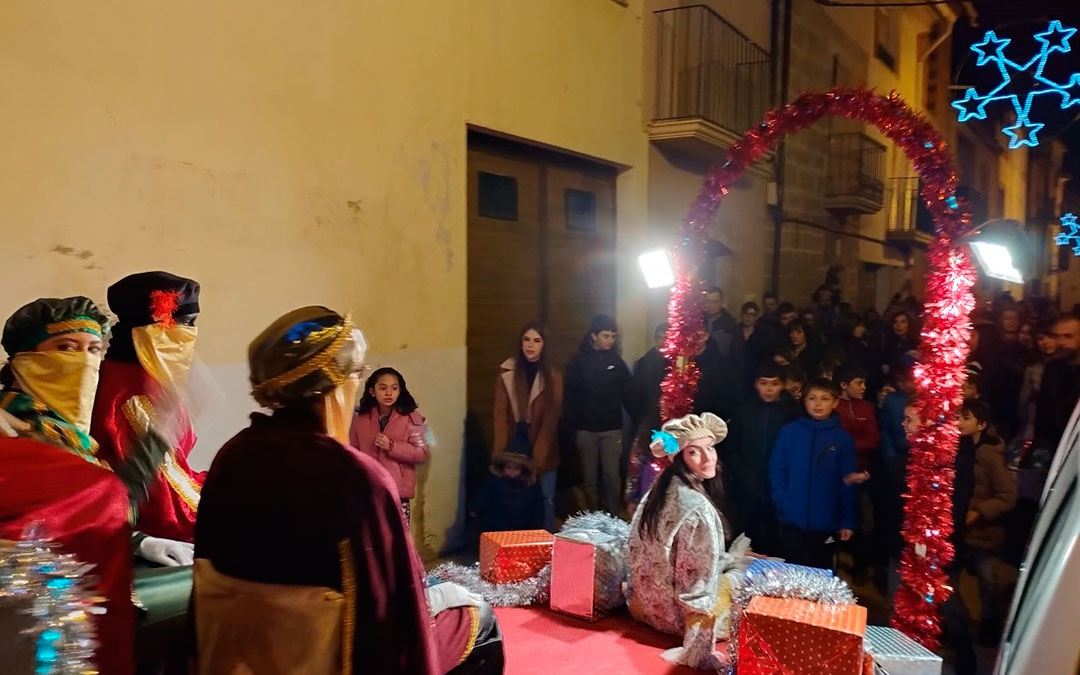 Una bonita carroza esperaba a los tres Reyes a su llegada a La Codoñera./ Jorge Pérez