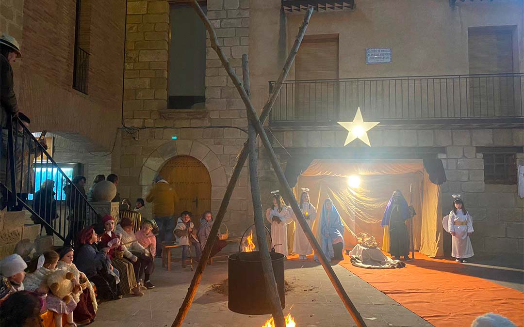 Maella ha recibido a los Reyes Magos con un belén viviente./ Inés Martí