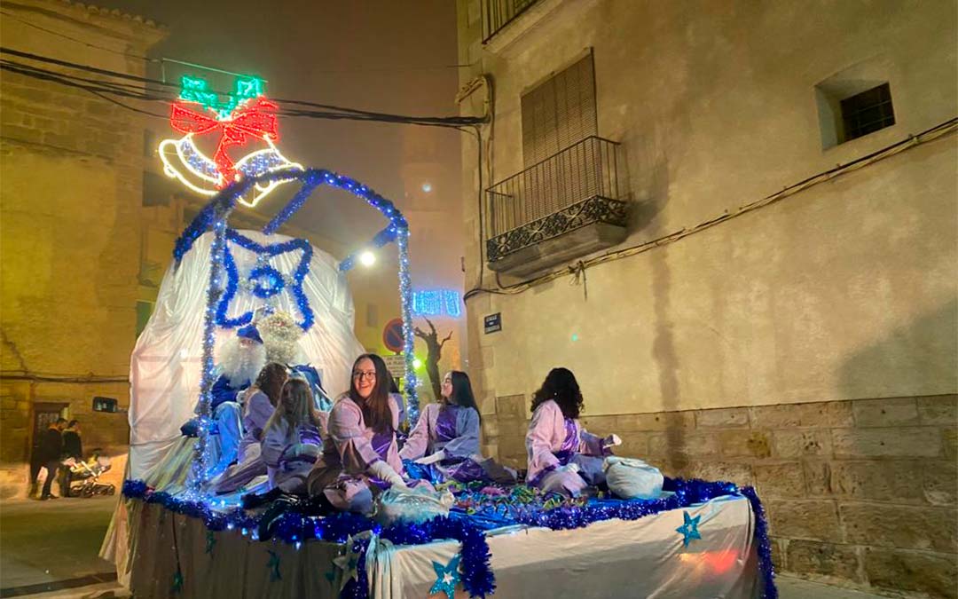 El Rey Melchor, acompañado de sus pajes, a su paso por Maella./ Inés Martí