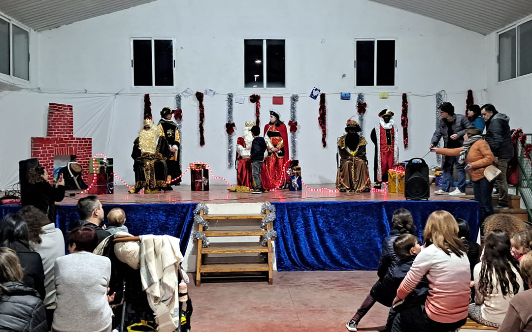 En Ráfales los Magos de oriente han acudido al pabellón municipal./ L.C.