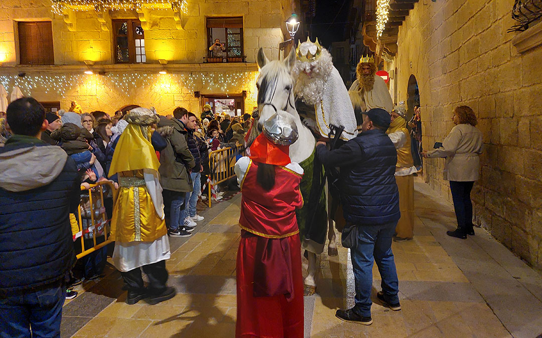 Sus Majestades han llegado montados a caballo a la plaza de España de Valderrobres./ J.L.