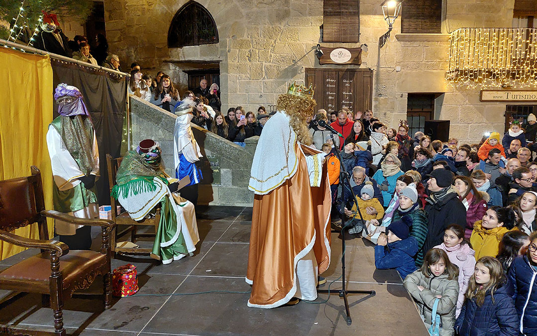 Los de oriente han pronunciado un breve discurso en Valderrobres./ J.L.