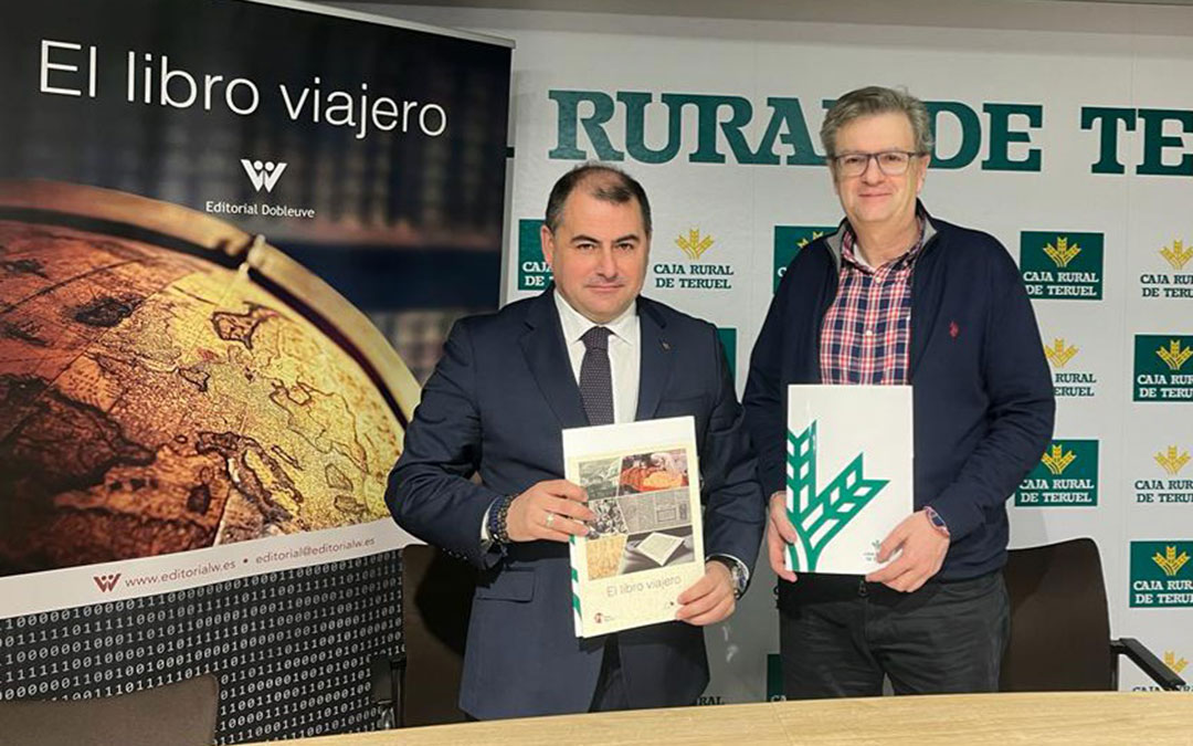 Firma del convenio entre el director general de Caja Rural de Teruel, David Gutiérrez; y José Ignacio Perruca, de Dobleuve y ‘El libro viajero’. / L.C.