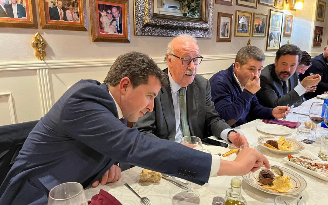 Alberto Herrero junto a Vicente del Bosque probando el helado de melocotón D.O. de Calanda./ C. Ortiz