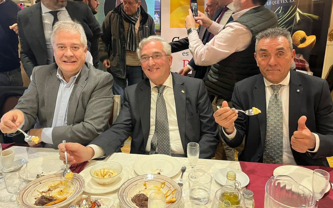 José Ignacio Huguet, presidente de Acaramhelados; Joaquín Olona, consejero de Agricultura; y Samuel Sancho, presidente de la D.O. Melocotón de Calanda degustando el helado./ C. Ortiz