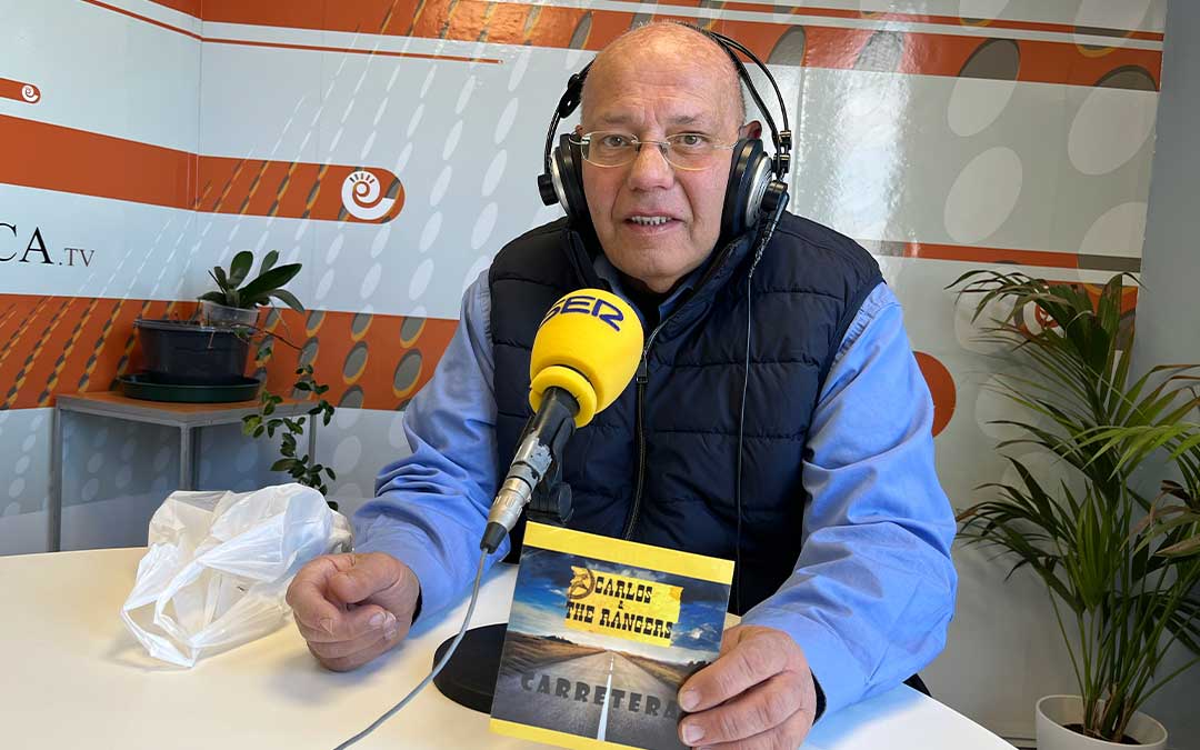 El cantautor Carlos Montclús en Radio La Comarca / E. Peralta