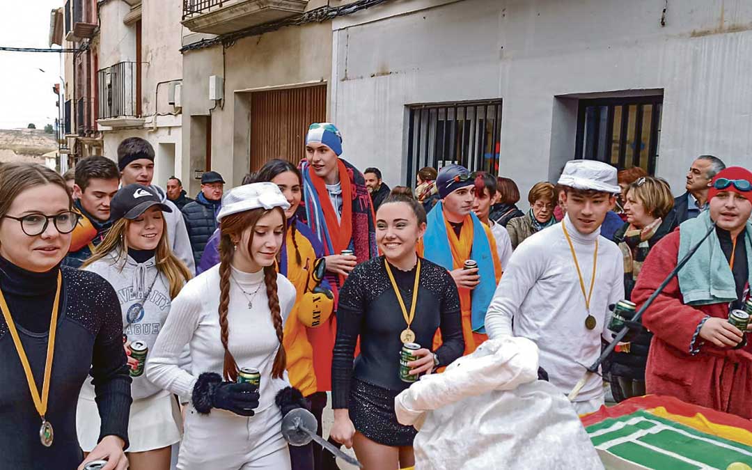 Desfile de carrozas el jueves por la tarde en Castelserás./ Ángeles Mindán