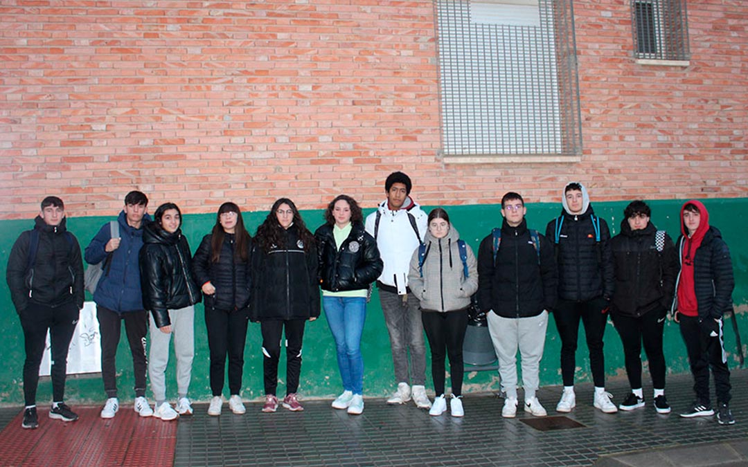 Estudiantes de Alcañiz y Belmonte de San José, este lunes a su llegada a Caspe tras bajar de los taxis. / Pilar Sariñena