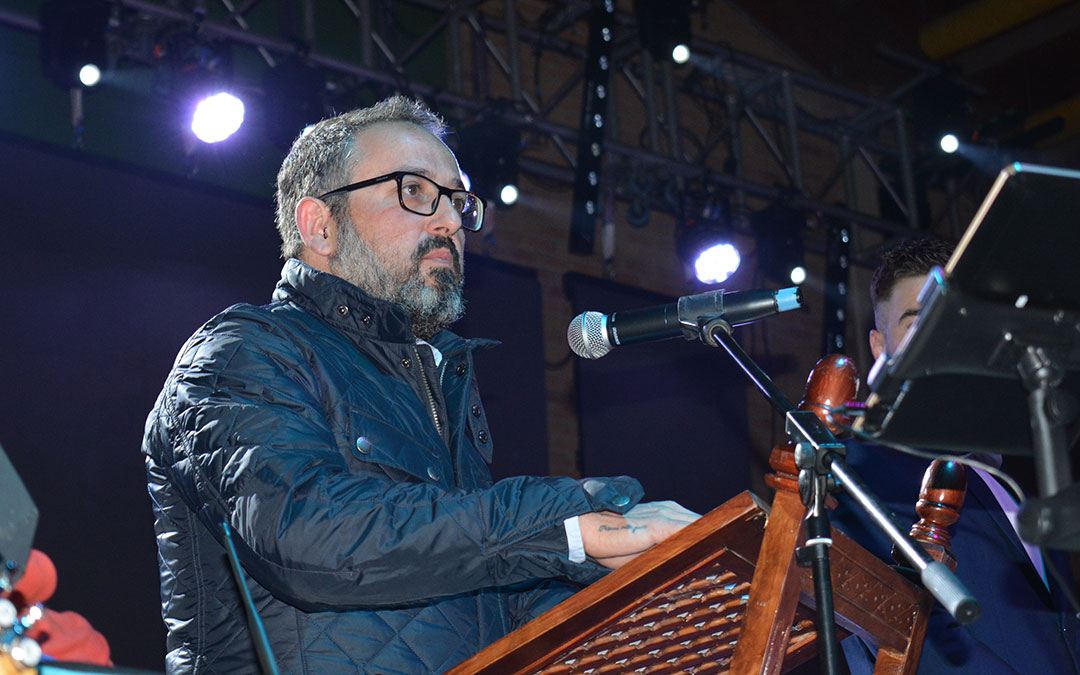 El alcalde de Castelserás, Óscar Soriano, durante su discurso./ Alicia Martín